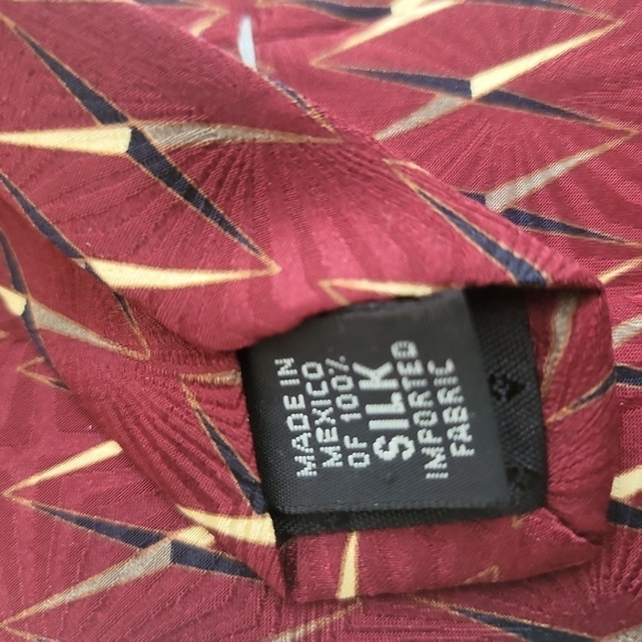Bill Blass Cranberry Red Diamond Pattern Silk Tie - Picture 5 of 5